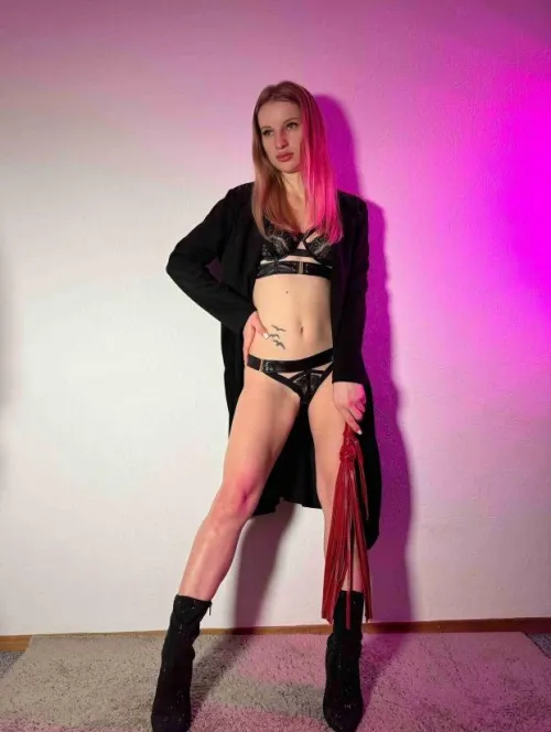 Slave needs to be flogged, bend over and kneel