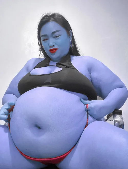 To immobility and beyond! Wanna worship this belly?! 🐽