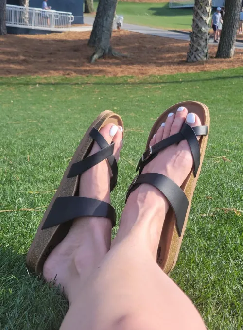 Would you fuck my huge feet in this very public park? ✨️🥵