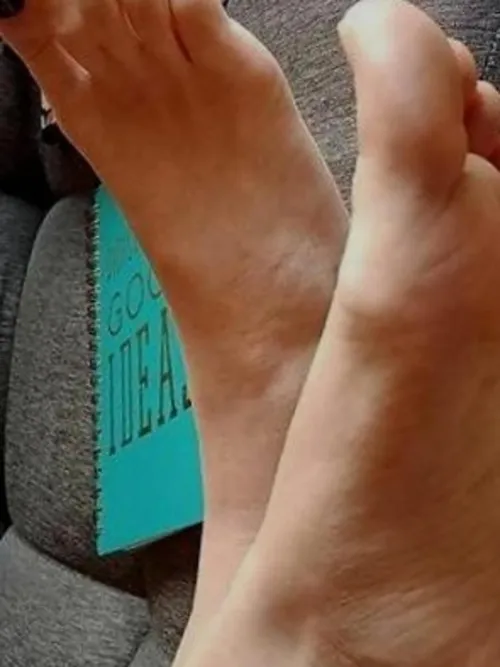 Would you kiss my soft, red toes?  Snpcht  tesshbf