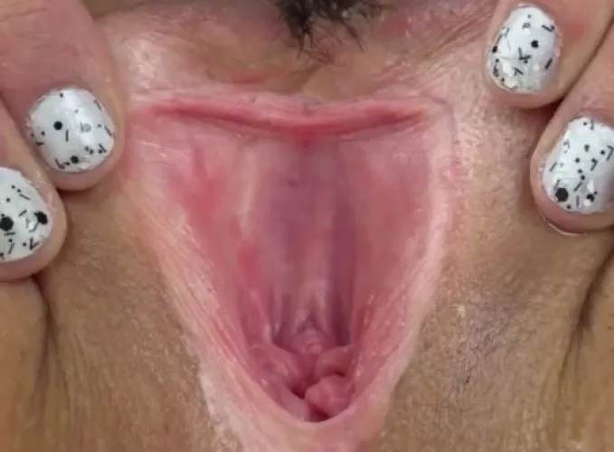 Amo Morbia no-lips pussy with pretty hymenal tags