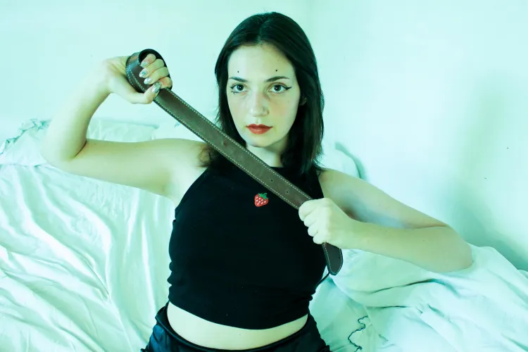 Don't let my sweet face confuse you, I'm totally crazy and what I want most is a submissive who will accept everything and thank you for being used 🖤⛓️