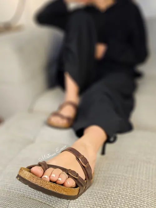 I love how the straps of these birks perfectly frame my white toes, don't you think? 😍