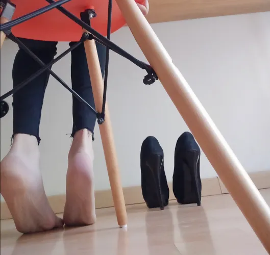 Would you get distracted if I'm your classmate in front of you and you caught me resting my feet ? (Oc) F29 size 9