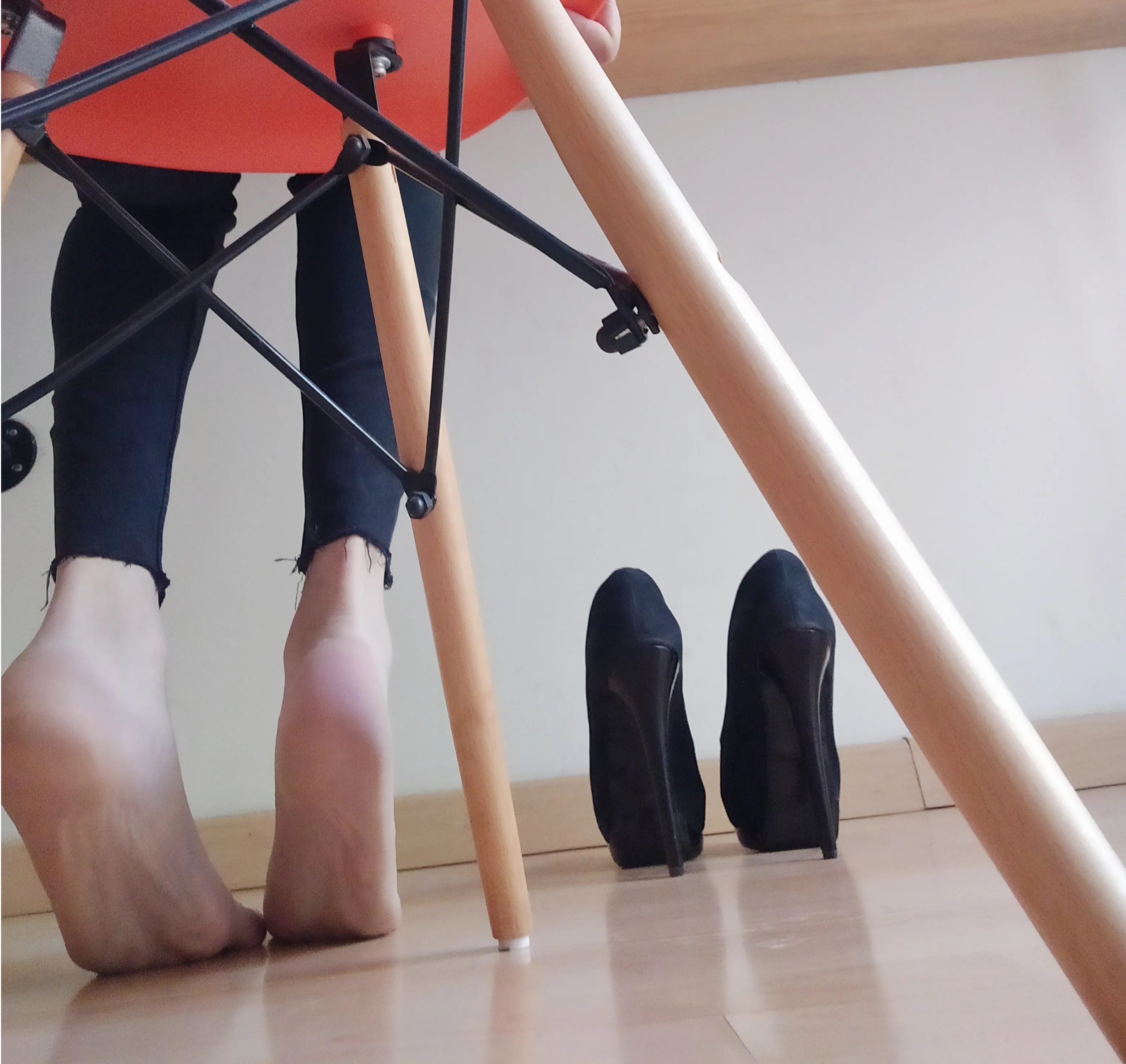 Would you get distracted if I'm your classmate in front of you and you caught me resting my feet ? (Oc) F29 size 9