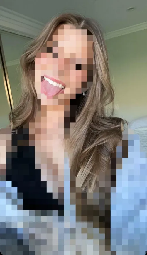 You’re so lucky to get her tongue!