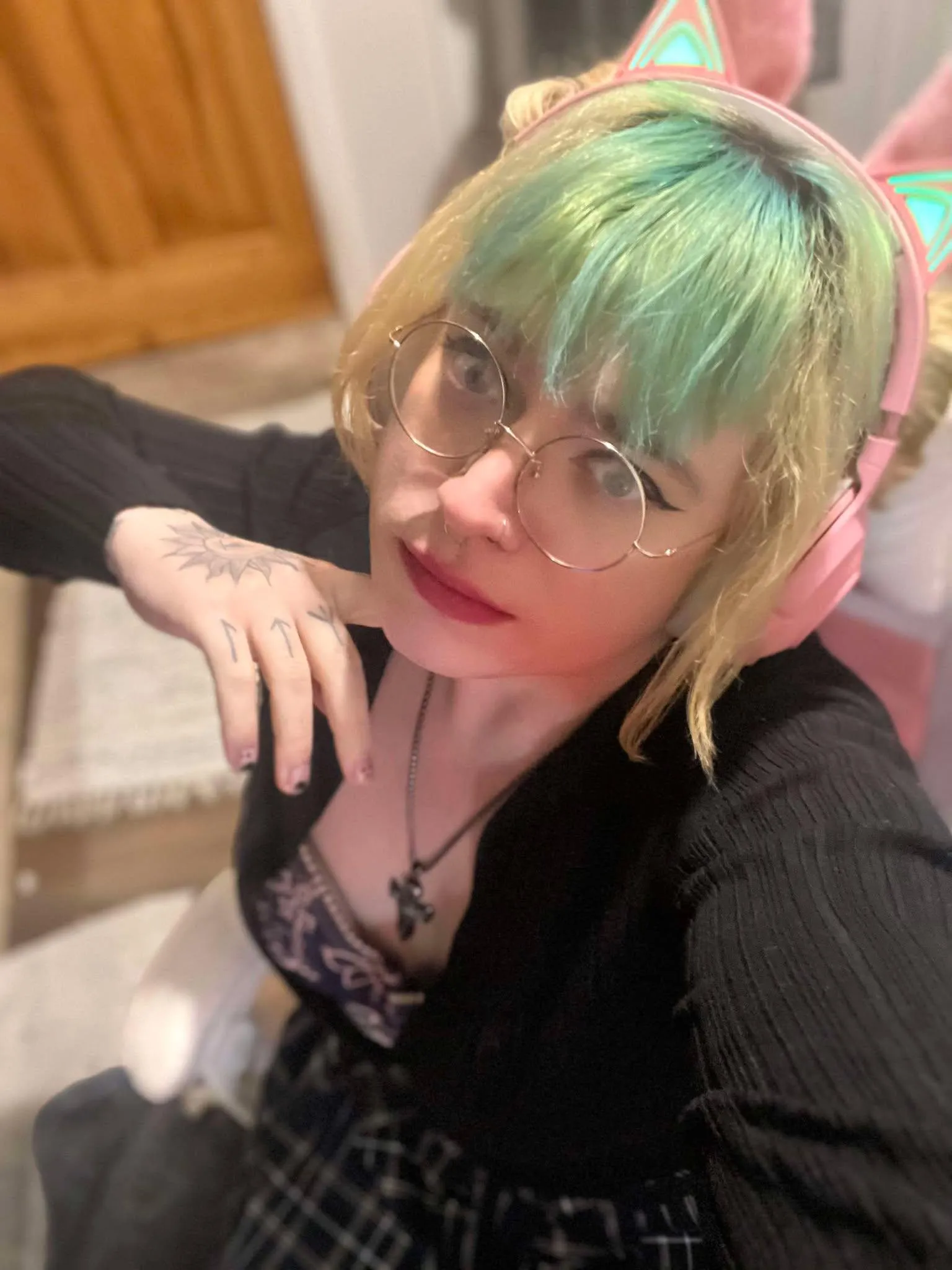 I love the green and blonde together