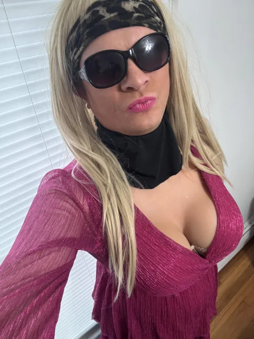 I love when my lipstick matches my top