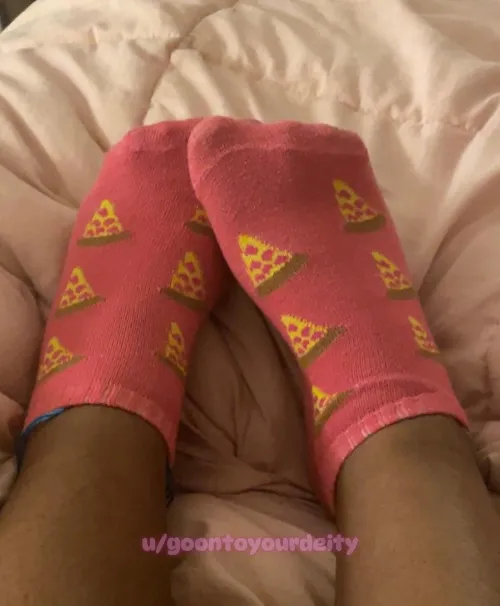 My adorable pizza socks for bed~💜