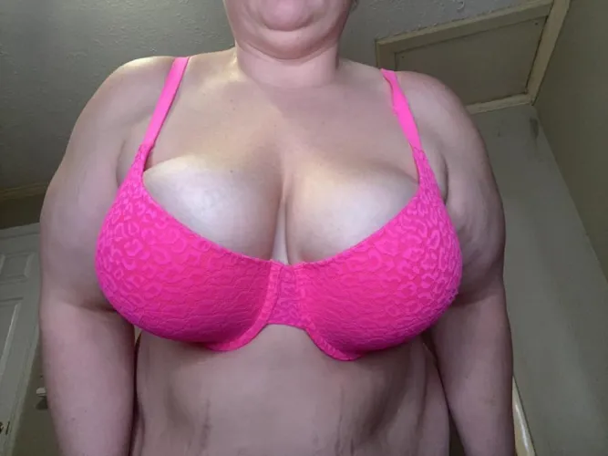 [selling][usa] who wants this hot pink bra? I have a few more just ask! 💖