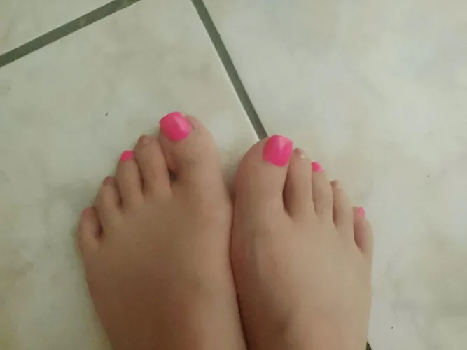 Tiny toes