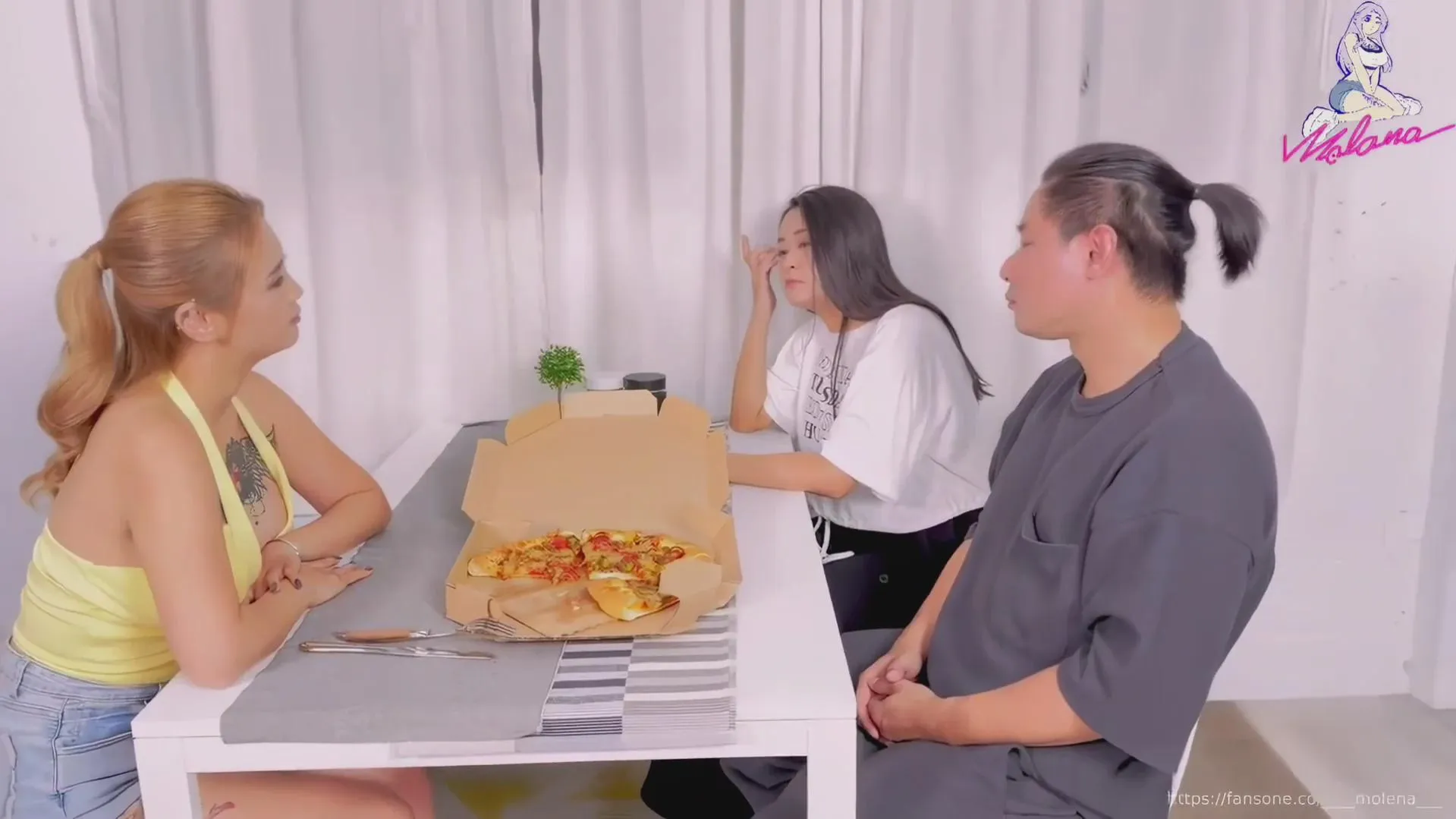 Who is this lady in white? her voice is low and sexy, in this video only 孟若羽 (in yellow) had sex, but i am more interested in the lady in white. anyone know her name ?