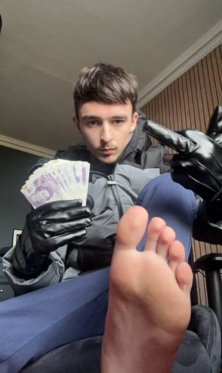 Who loves British chav lad's sexy feet to worship? 🧦💨