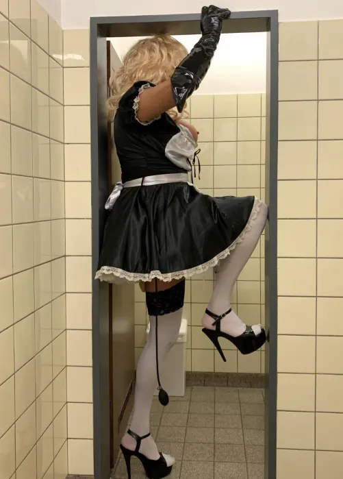 Wochenende bei meiner Mistress . Alle 2 Wochen wird das Wc in ihrer Firma geputzt .