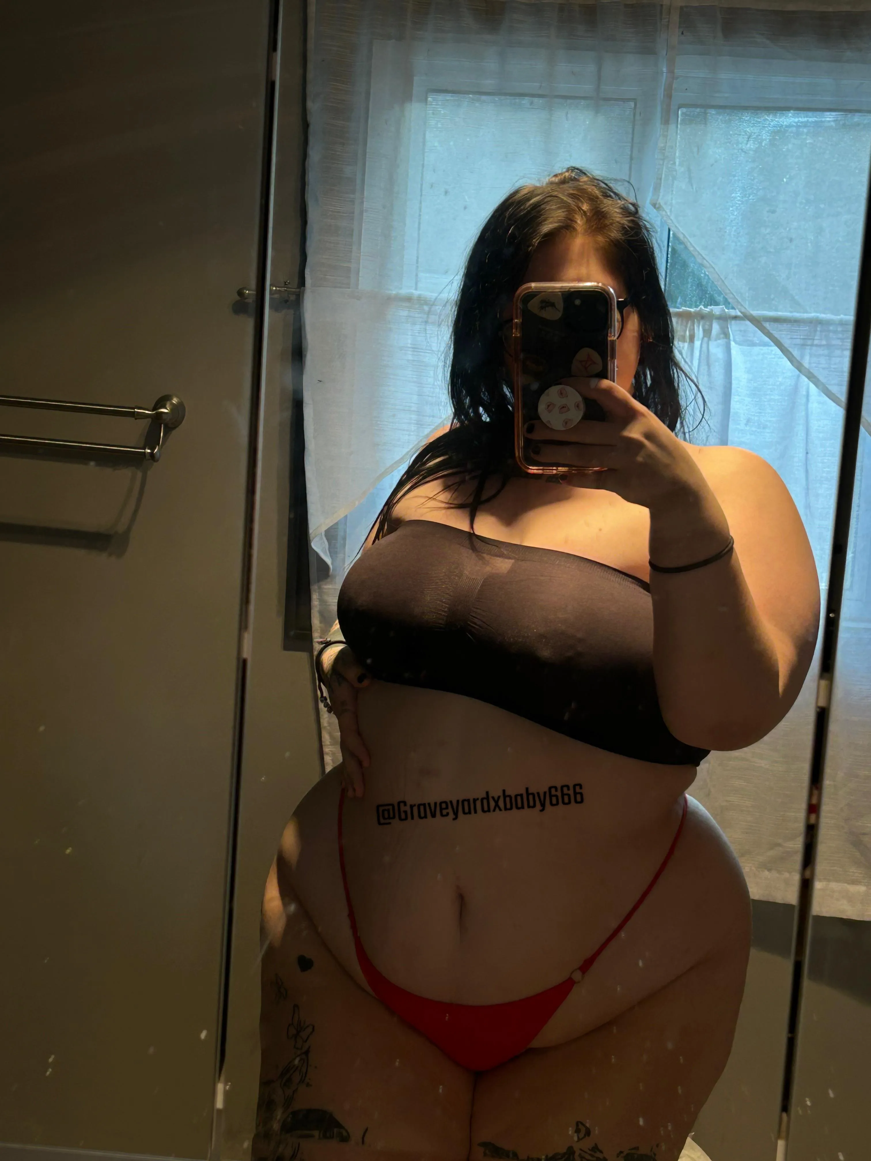Would you let a goth bbw send you nudes? First 50 to comment gets a dm;)