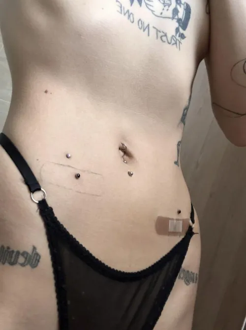 Would you let your lips and tongue worship my belly button?