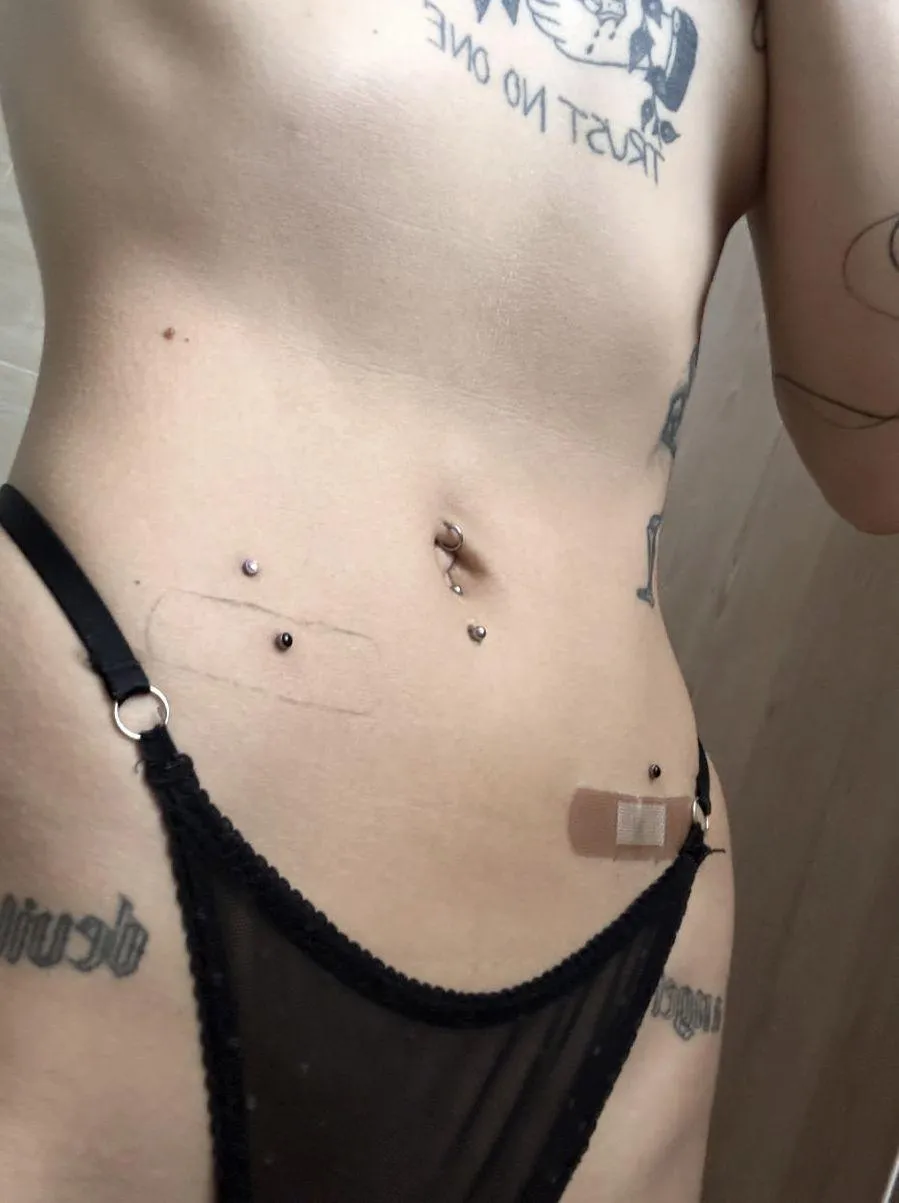 Would you let your lips and tongue worship my belly button?