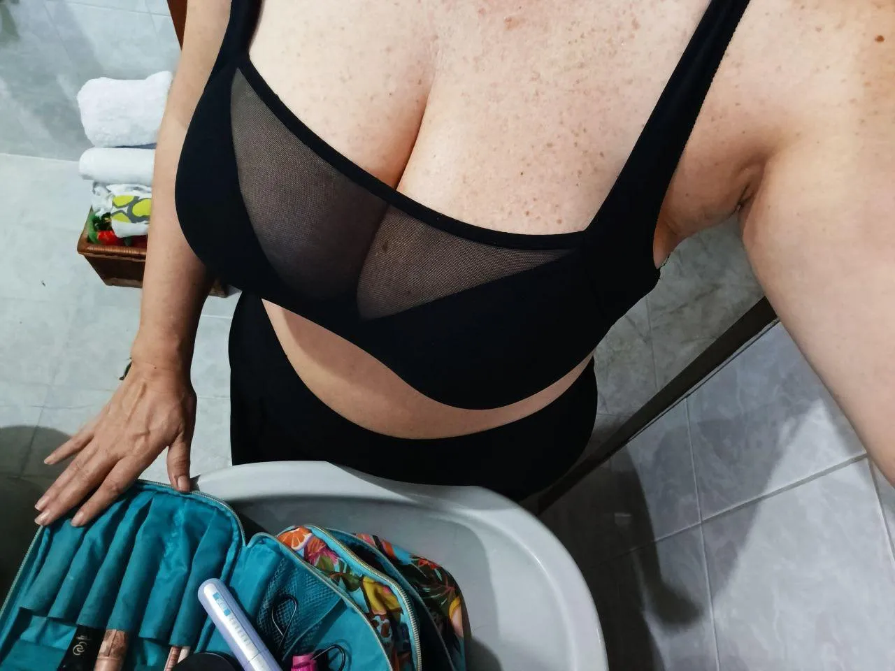 Busty latina Cleavage needs your attention