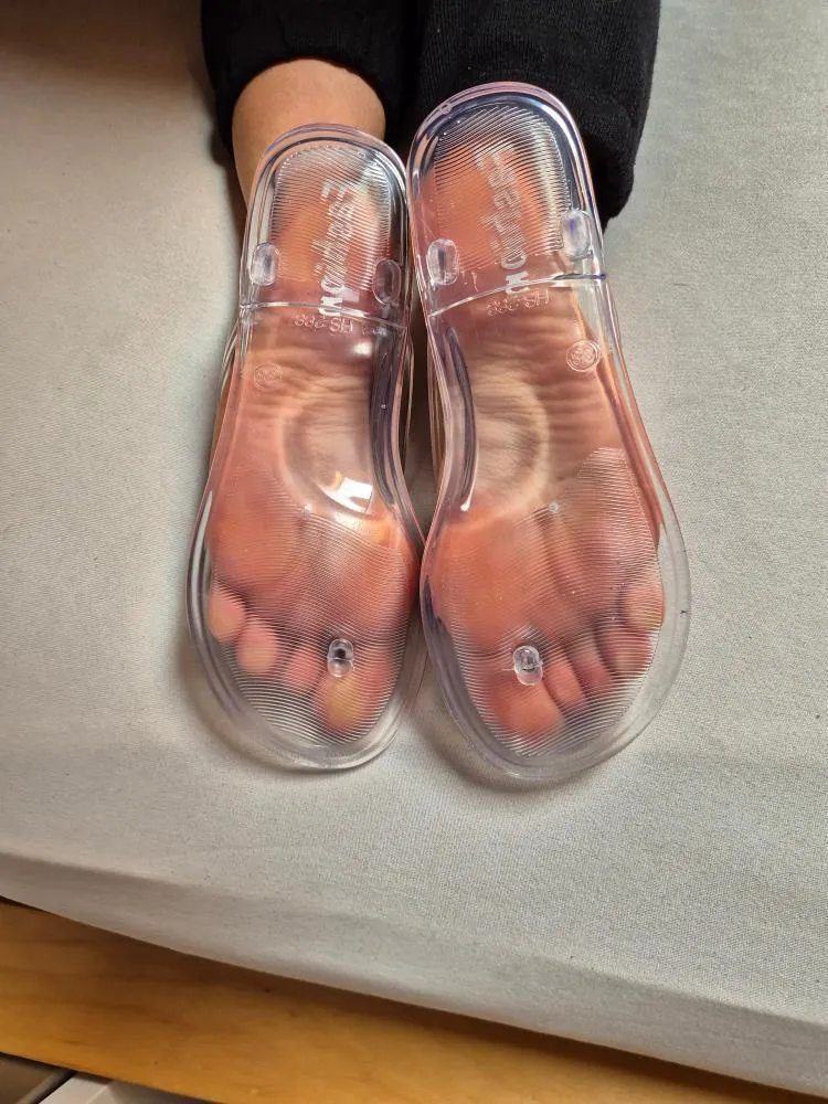 Do u like my new jelly clear sandals?😇