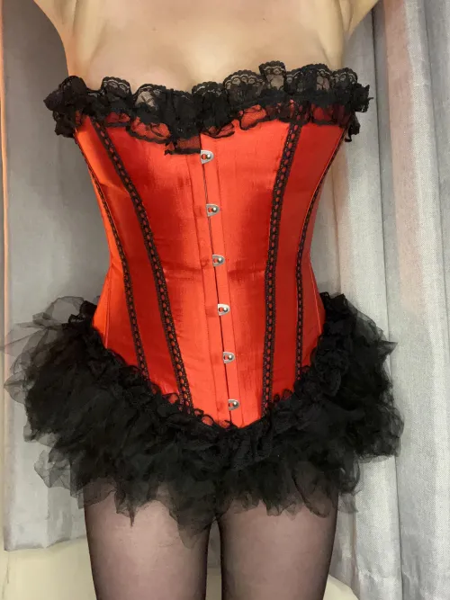 Fun little burlesque cosplay! Love the vibrant red!