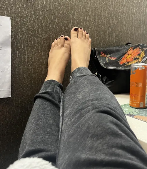 [oc] just resting my feet on my desk at work 🙈
