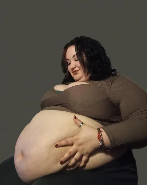 Hello! I'm new to this community! Do you like big and round bellies?