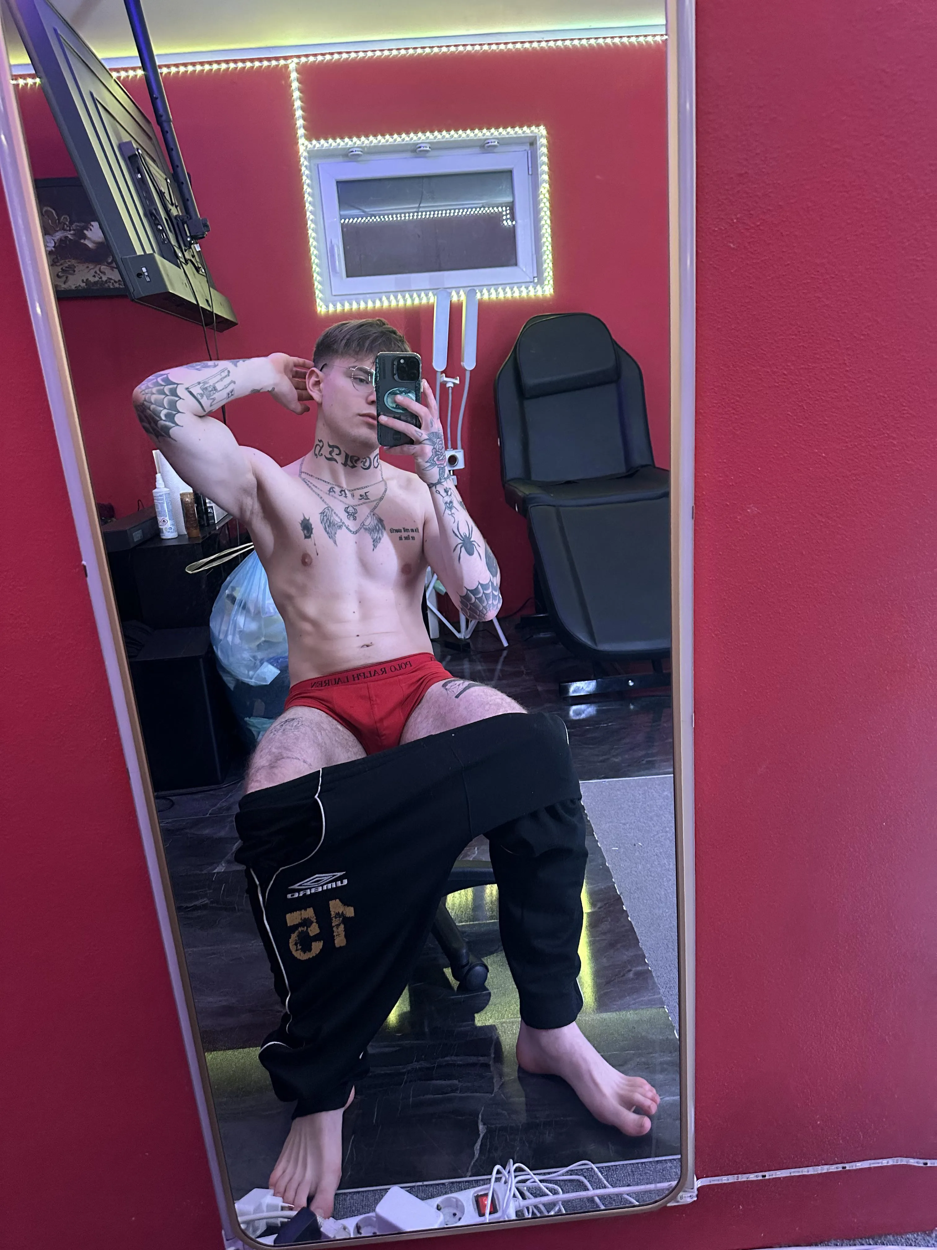 knee down and lick em