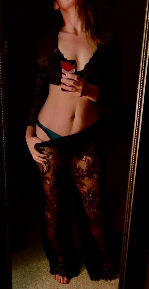 MF4(MF)(M)(F) LONDON Area Miss Hotwife Mar looking for fun