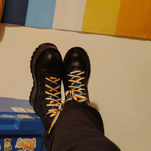 Sunset Aroace laces look great in black boots