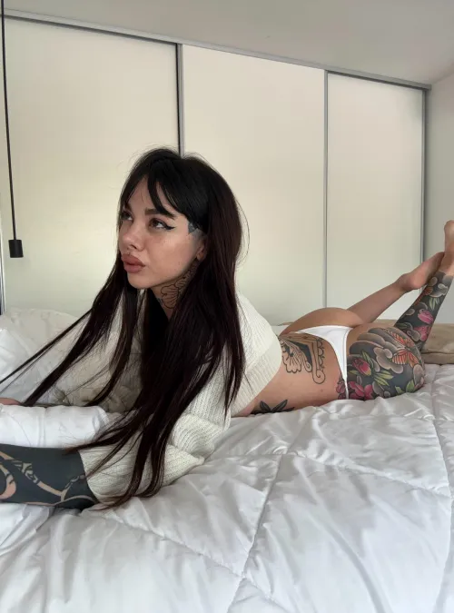 teasing you with my ass makes me wet