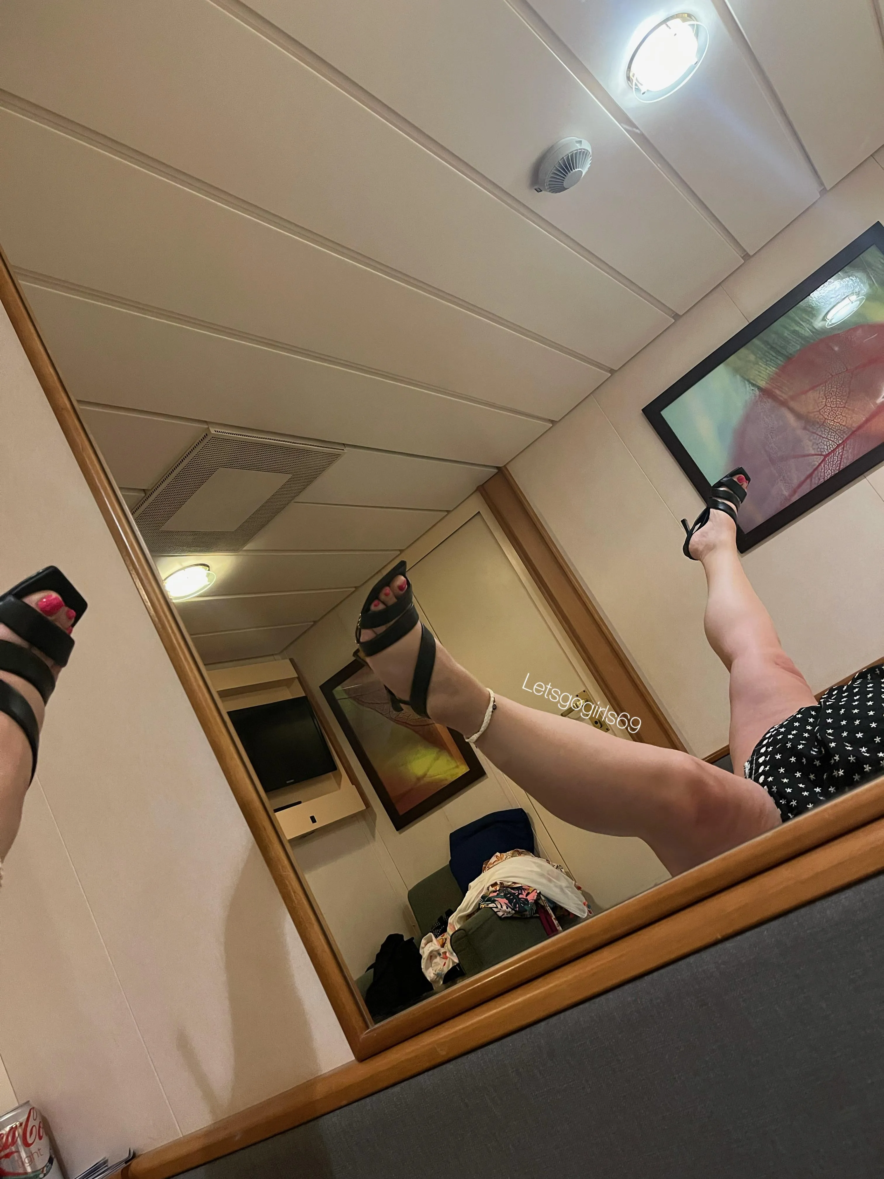 🖤wonder what the view from the door looks like 🤔 🖤