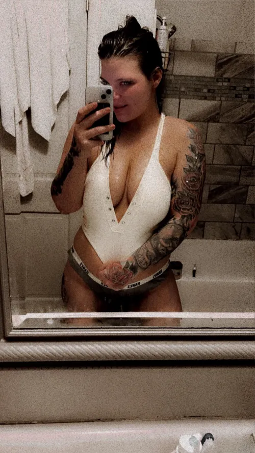 Would anyone possibly be down , to make content with me 😄 info is in bio