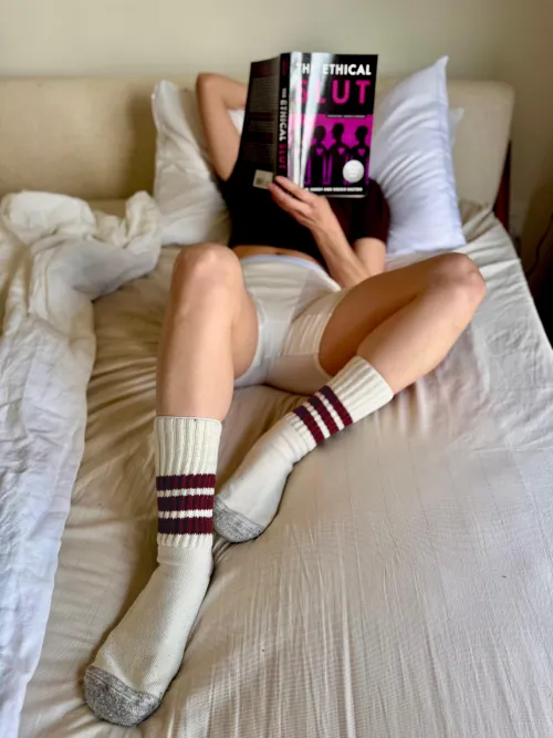 Catching up on some reading in my Rototo’s💋