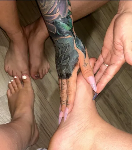 Have u ever fantasized about 2 sisters 😌🦶