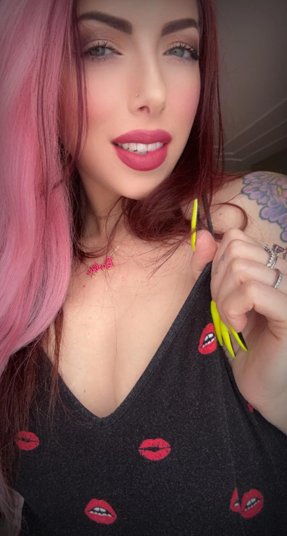 Mommy is in the mood to play with a new pet 😈