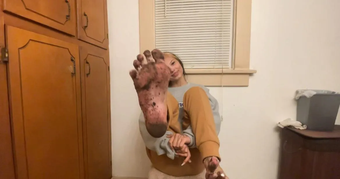 Muddy feet self worship 🤮😩😏