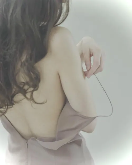 off shoulder, on course.