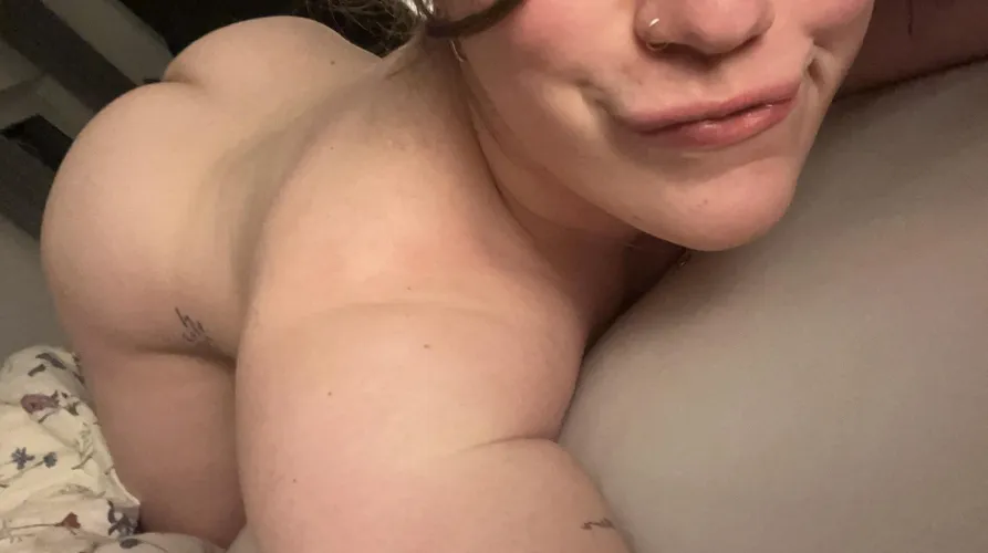 [24] (trans girl) Falls du ein bisschen Druck mit ner kleinen Schlampe ablassen willst … 😌 kik smashcarli