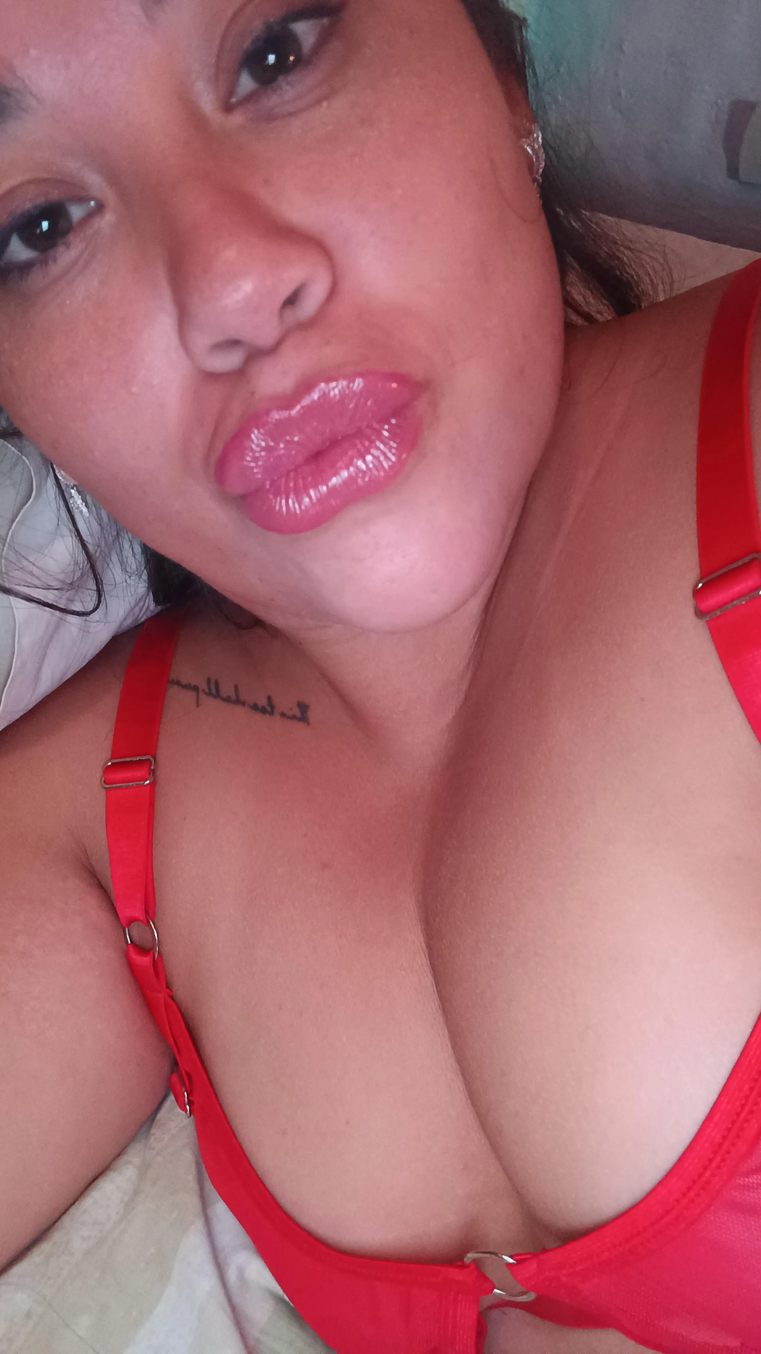 a kiss with glossy lipstick for you!