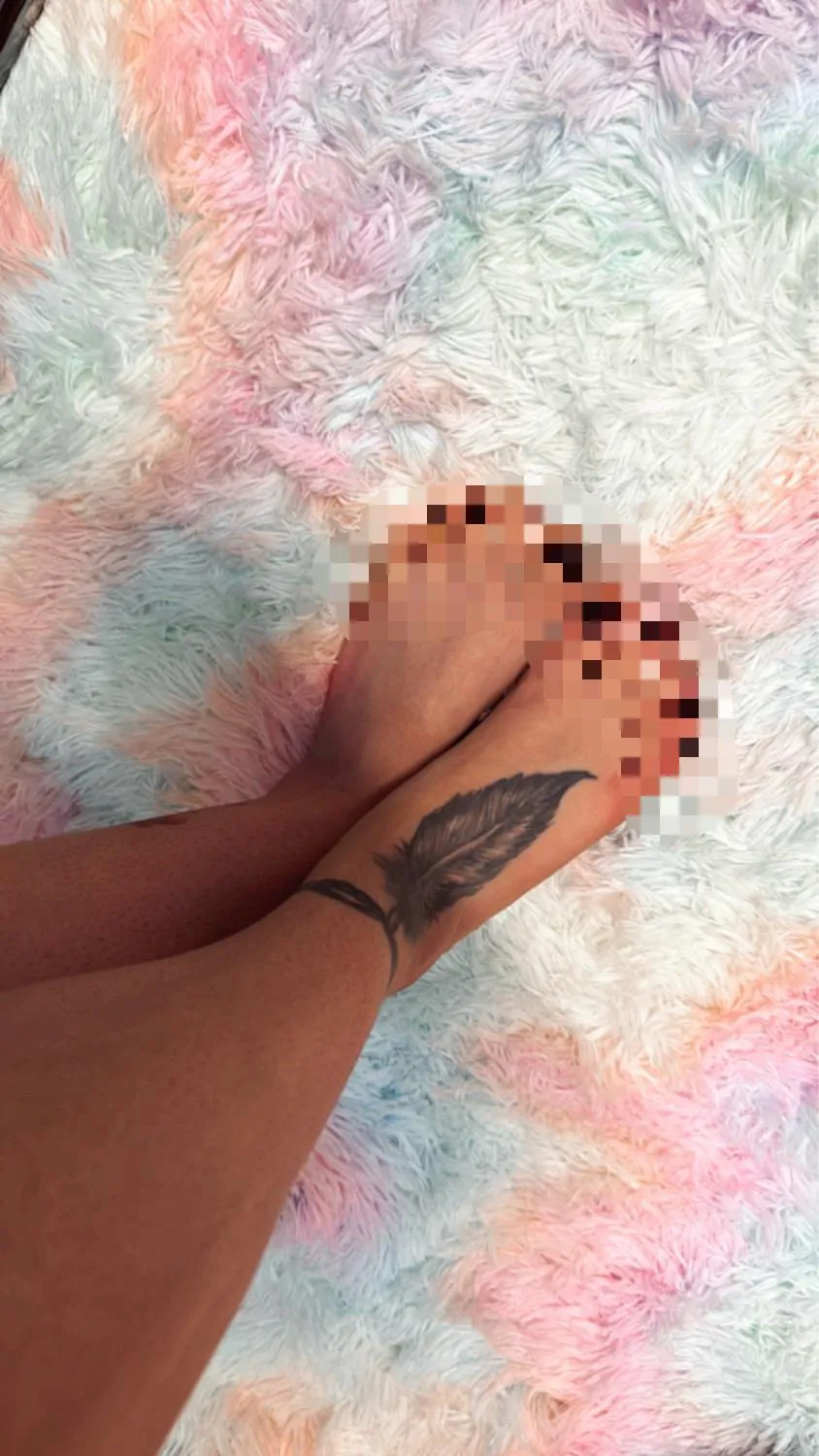 All the pixel freaks looking at my perfect feet, how many pixels have you counted so far?