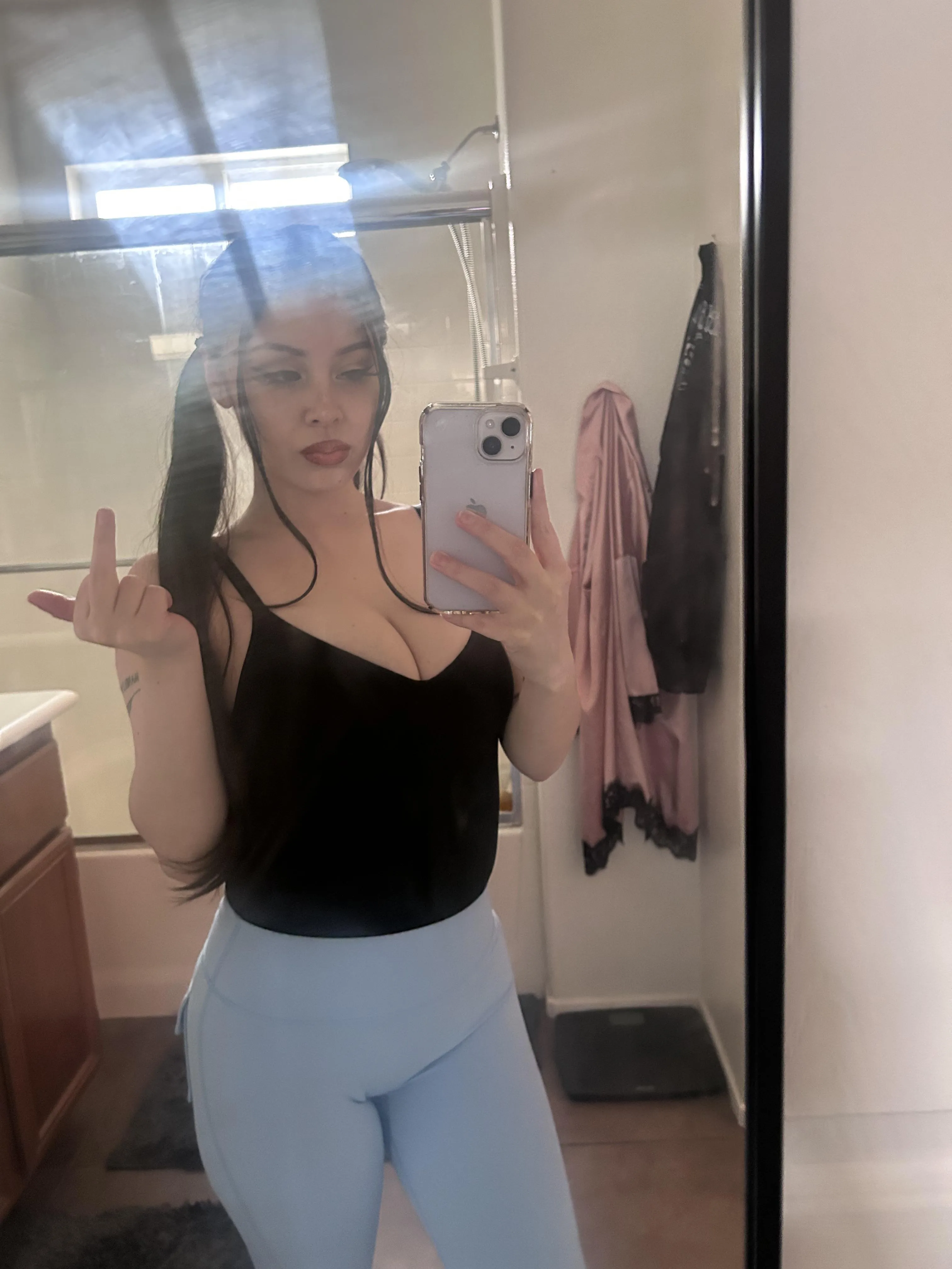 come serve me while I spend your money simp