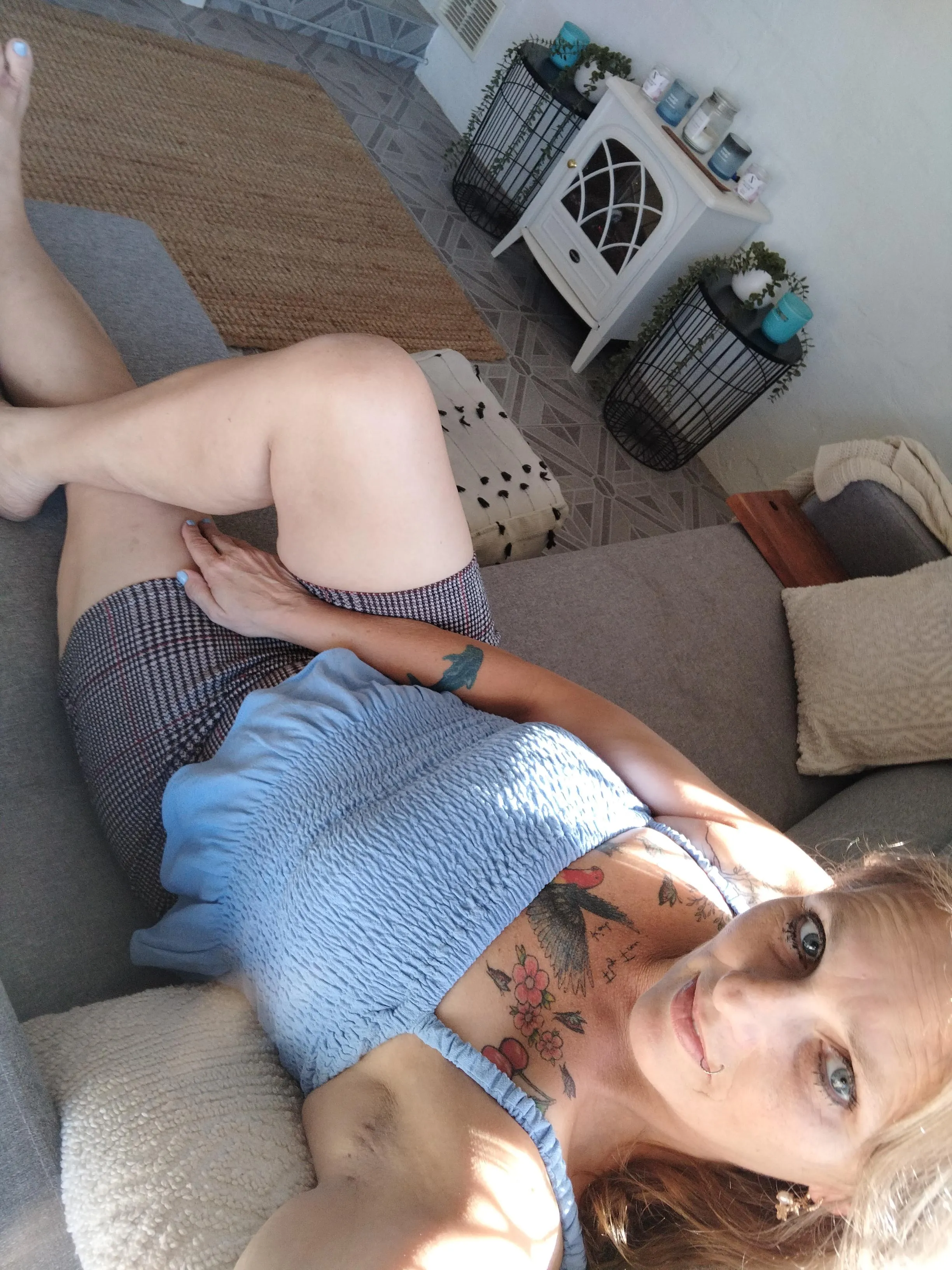 Hey there who thinks I'm hot...give me a good rating..