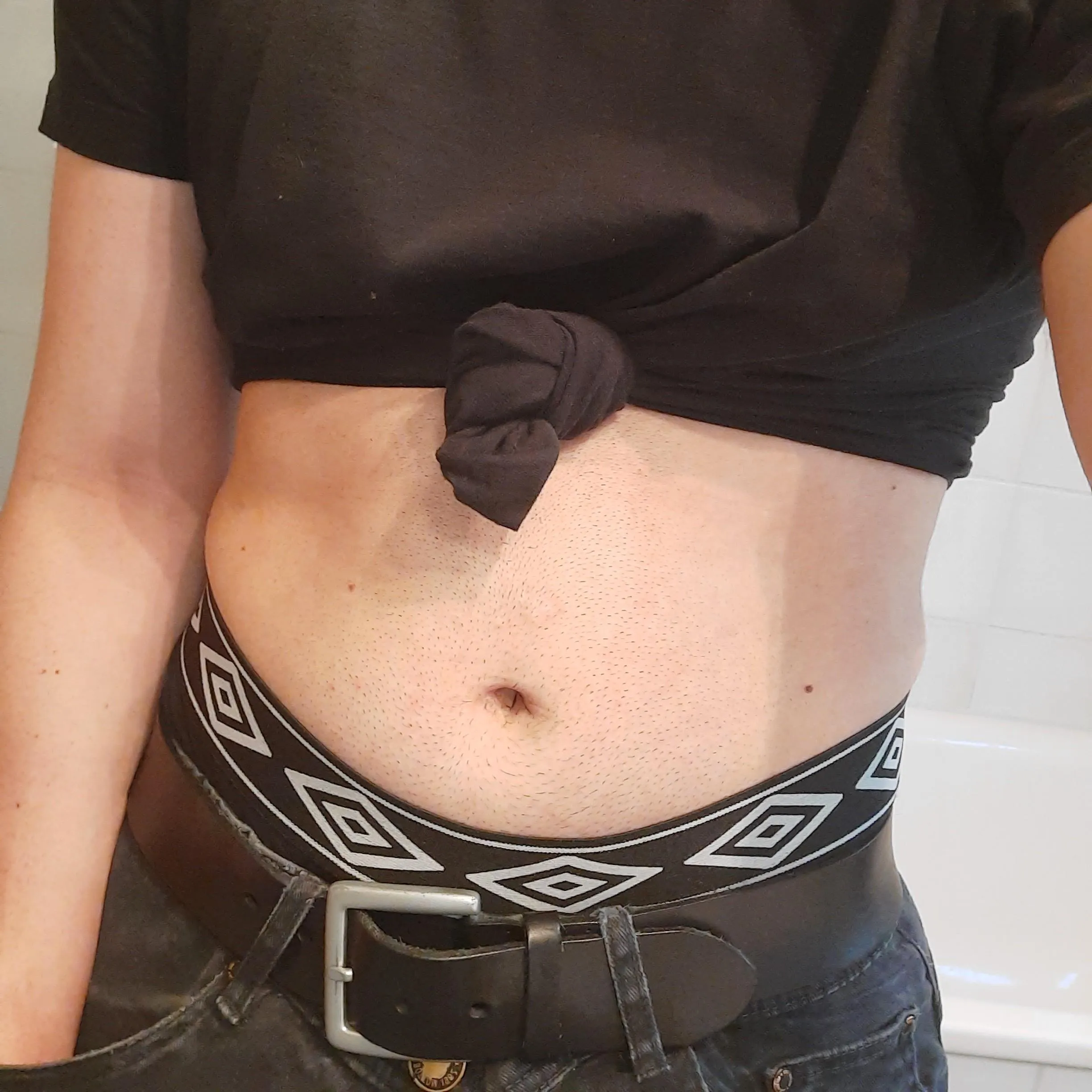 How do we treat men with exposed tummies? :3