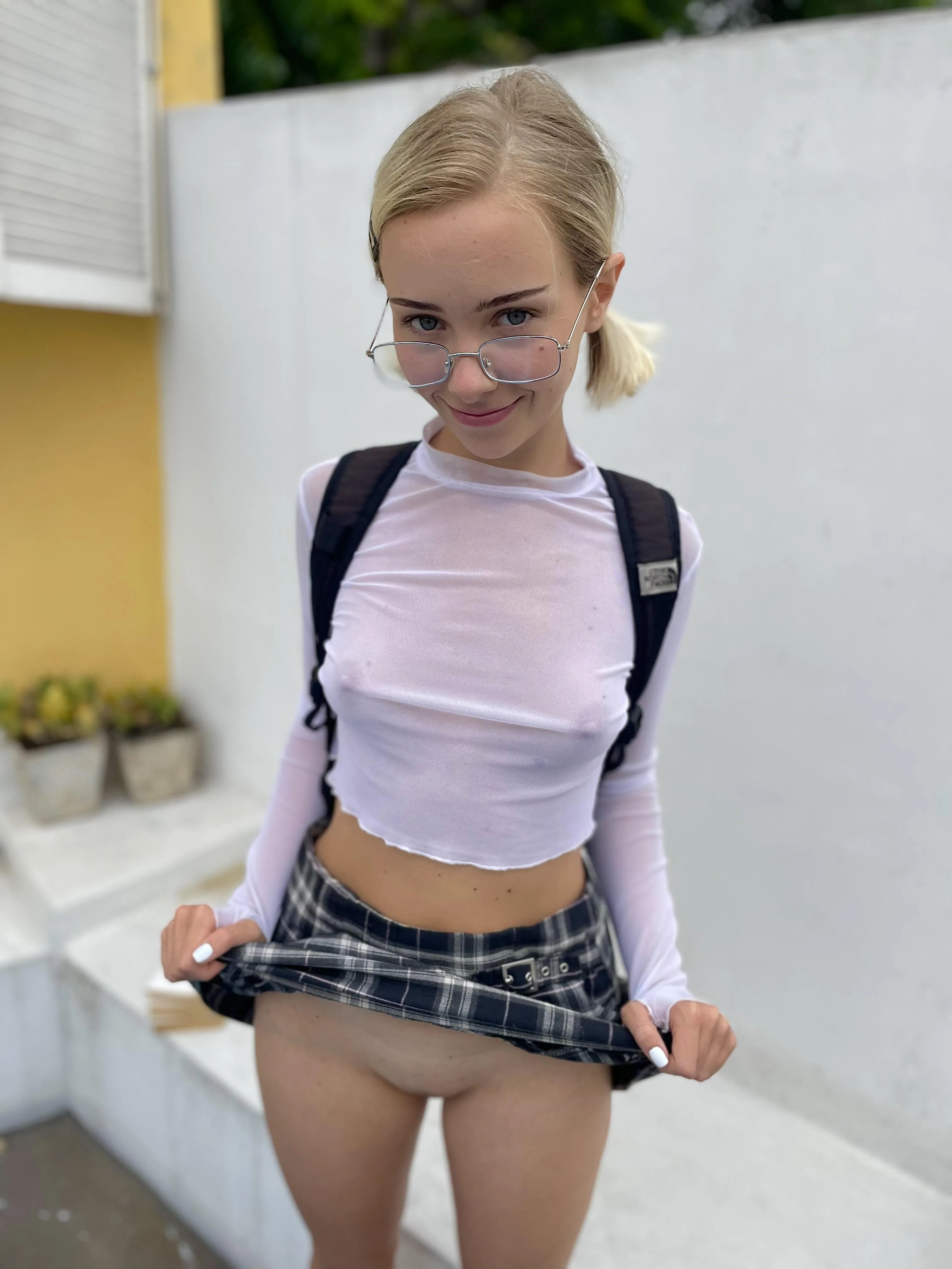 I choose no panties to always flaunt myself for you