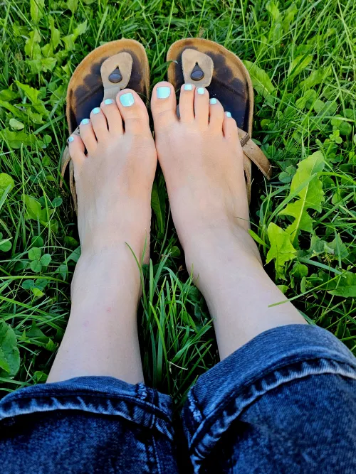 Just showing off my light blue toes at the park 🩵