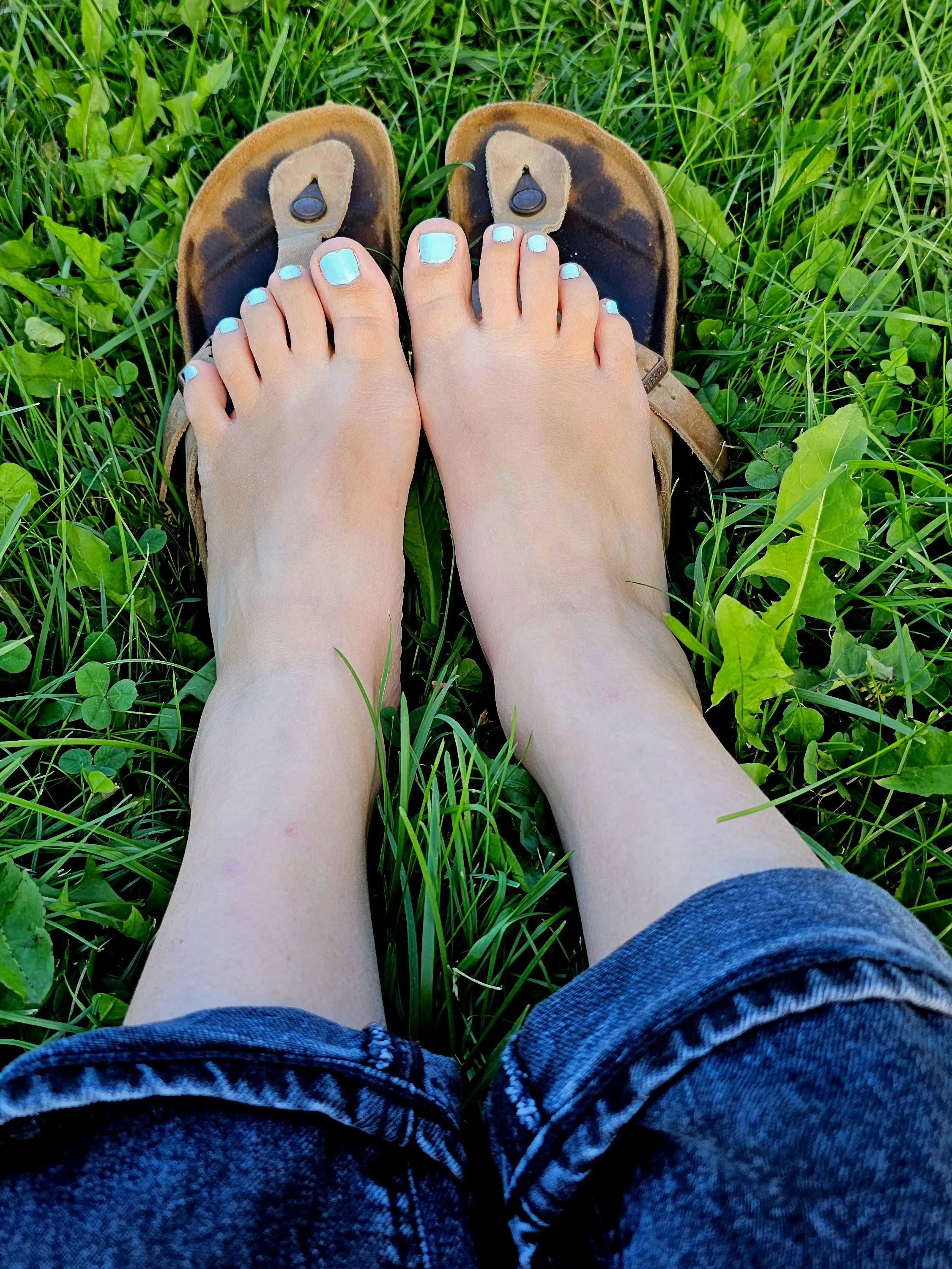 Just showing off my light blue toes at the park 🩵