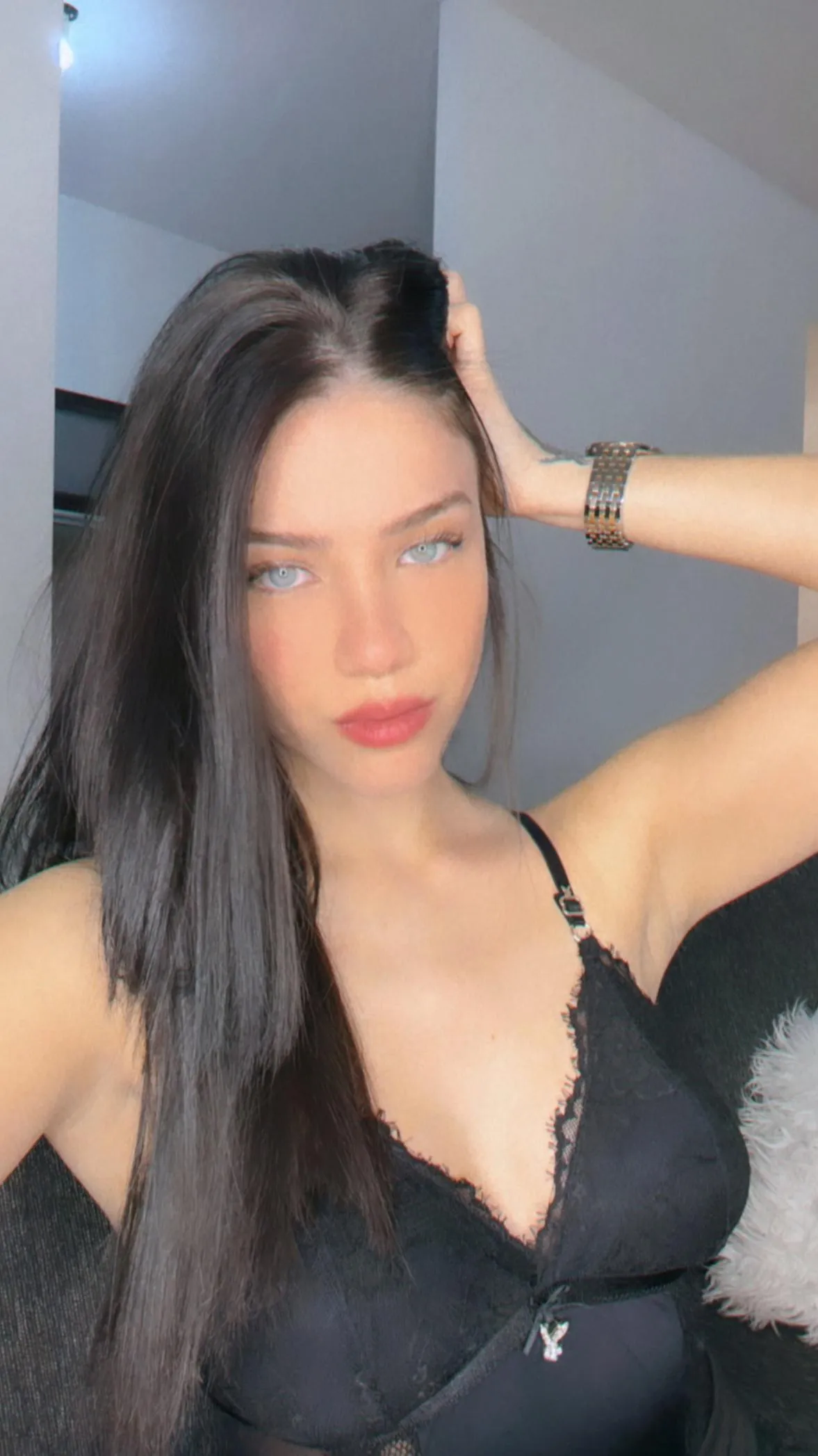 Soft pouty lips need kissies