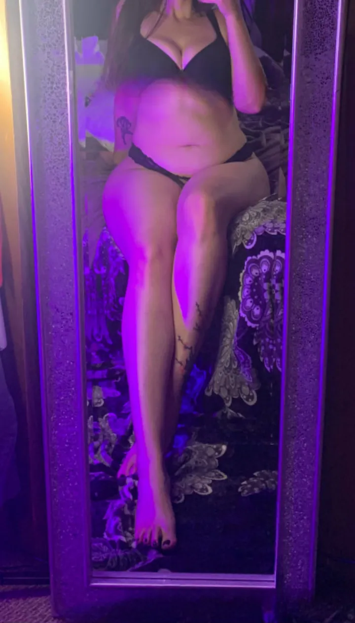 These goddess legs were made for stepping all over your loser face while wifey watches 🩷