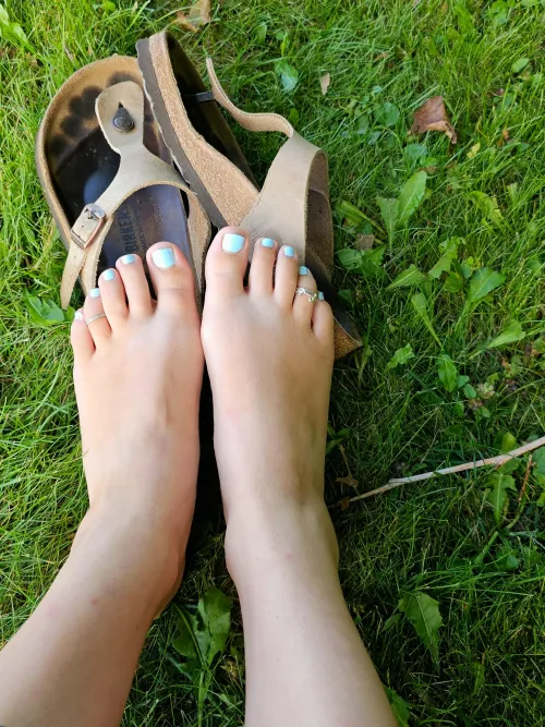 What caught your attention first - the toes or the prints 😘