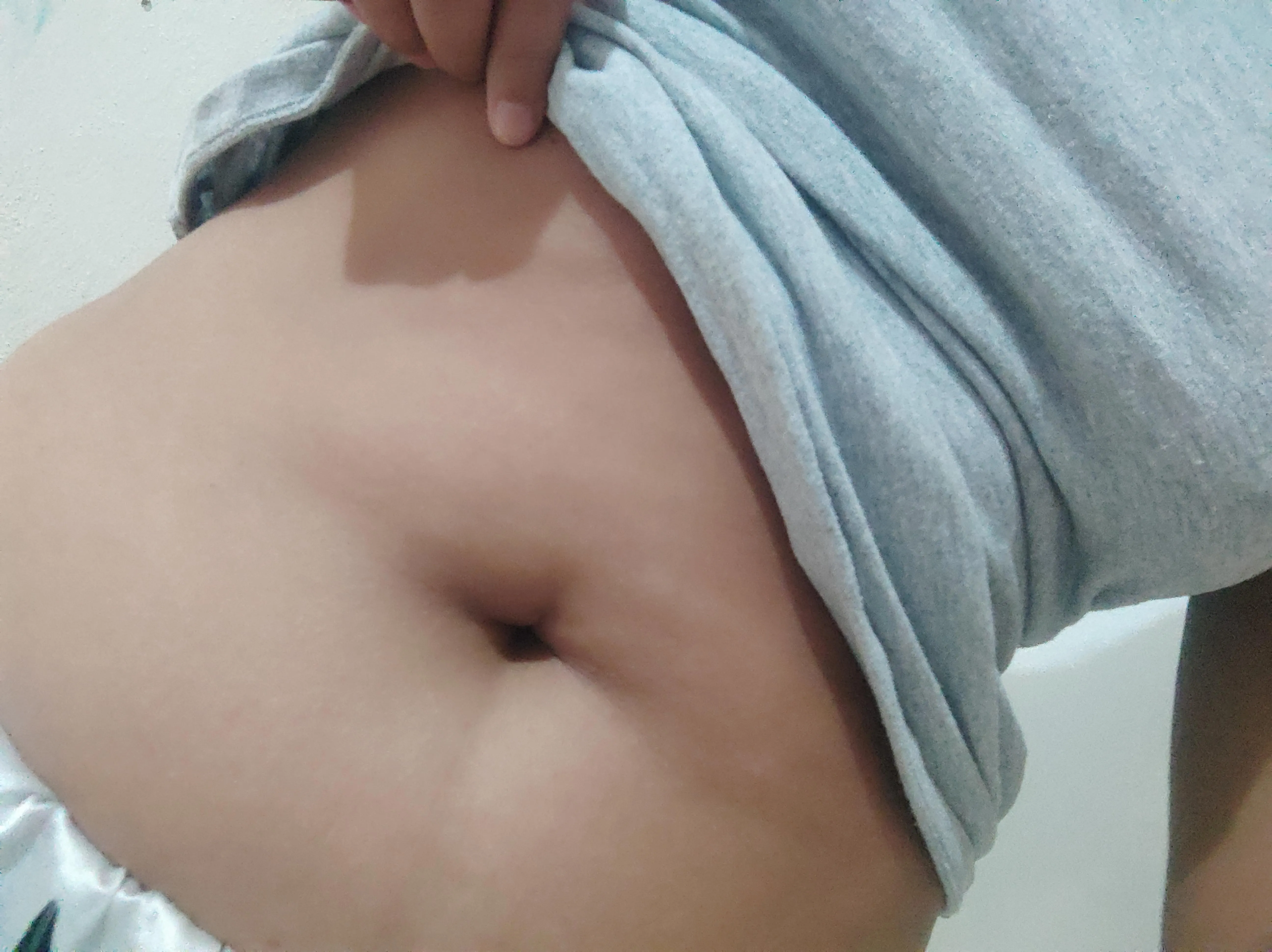 When a simple belly button can be so tempting…